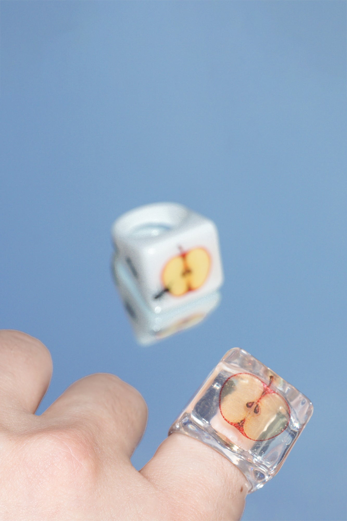 APPLE HUNT RING (White/Transparent)