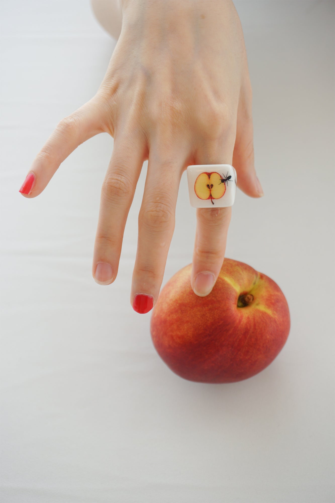 APPLE HUNT RING (White/Transparent)